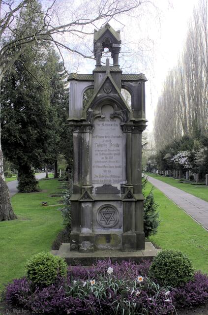 Fällt was auf an diesem Grabmal? Nein? Dann ist es ja gut, dann habe ich korrekt gearbeitet. Das ist ein HDR ... Dies ist das Grabmal für Ludwig Droste, der den Stadtfriedhof Engesohde konzipiert hat.