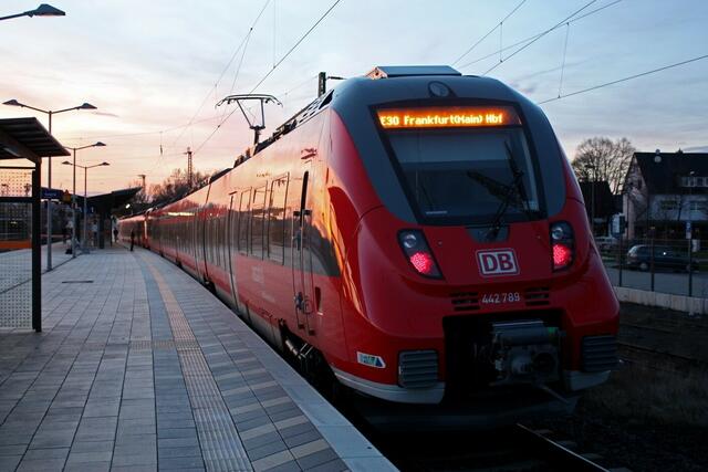 Mittelhessen-Express in der Dämmerung (14.04.)