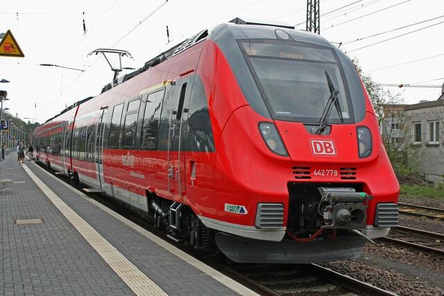 RB30 wartet auf die Überholung durch den IC in Stadtallendorf. (26.04.)