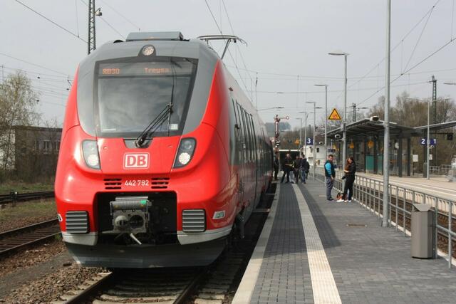 RB30 wartet auf die Überholung durch den IC in Stadtallendorf. (22.04.)