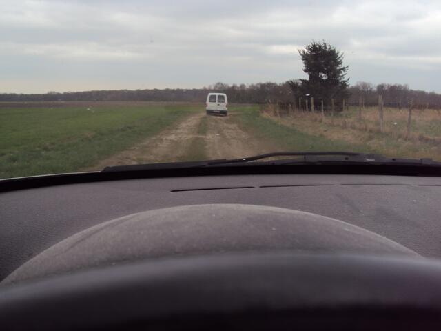 Fahrt durch die flache Landschaft der Jeetzelniederung, hinter dem Museumsauto her.