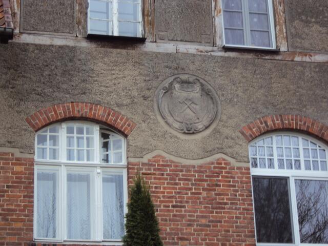 Unter Schlegel und Eisen zu sehen die Jahreszahl 1908, das Jahr, in dem Die Kaliförderung hier begann.