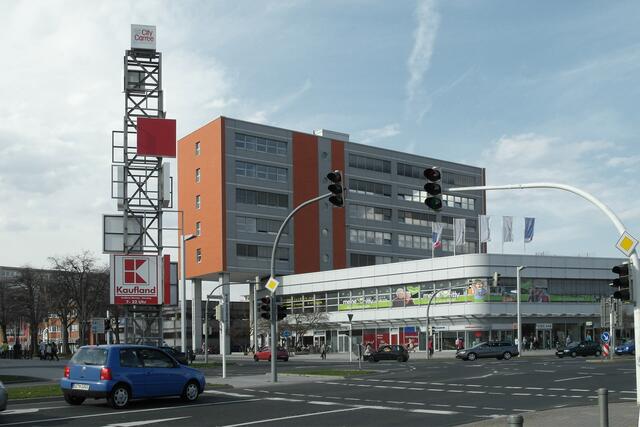 An der Straßenkreuzung Albert-Schweitzer-Straße/Konrad-Adenauer-Straße
