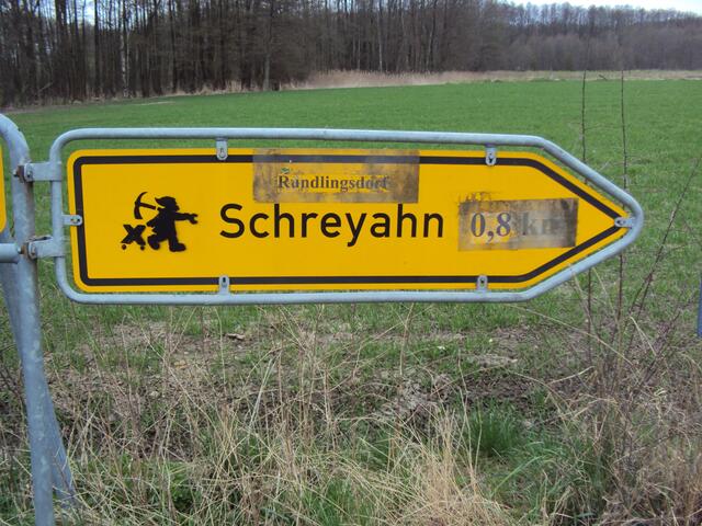Hinweis auf ein Rundlingsdorf. Anti-Gorleben-Aufkleber wurden entfernt.