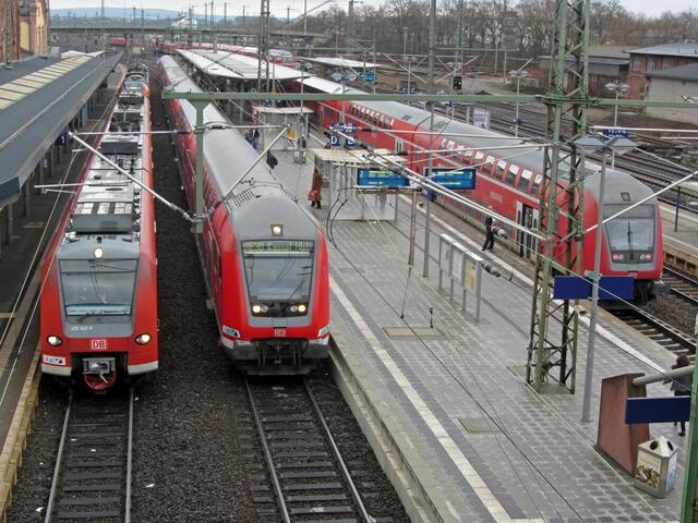 Wegen Bauarbeiten treffen sich die HLB nach Siegen, der Mittelhessen-Express und zwei RE30 um 08:03 Uhr in Gießen. (13.04)