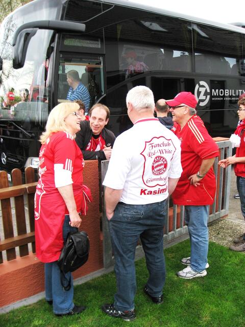 v. li.  Anneliese Tausend, Dr. Johann Holzapfel von der Krebsstation ZK Augsburg, Luggi Bierbichler  und Bayern- Rudi Tausend