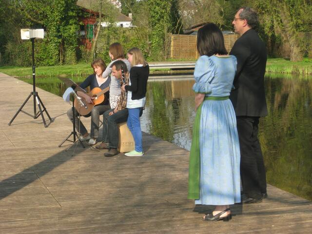 Musiker, die die Meditation begleiteten und sich gegen das "Froschkonzert" nebenan durchsetzen mussten ....