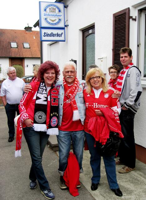 Die "rote Heidi", der "graue Wolf  mit Rudis               " Königin " ! ( Simone Helmert, Herbert Saumweber und Anneliese Tausend, v. l.)