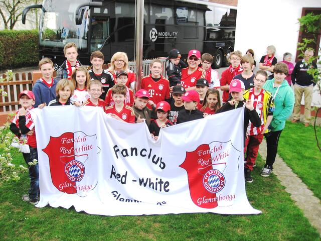 Der Bayern-Rudi und seine Frau Annelies vor der Jahres-Kinderfahrt 2013