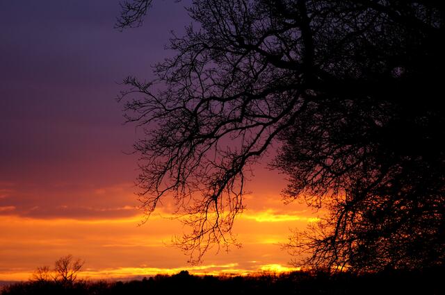Regenbogenfarbener Sonnenuntergang im April. Schöne Momente zwischen Tag und Nacht...Tag und Traum...!
