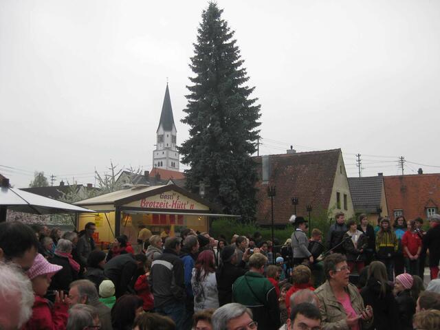 im Hintergrund die Stadtpfarrkirche