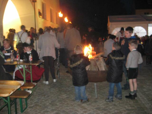Kinder wärmen sich am Lagerfeuer ....