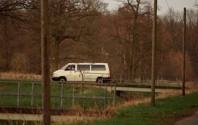 Wird hier gewildert? Nein! Das Wild wurde auch nicht beunruhigt! Ganz selten einmal gerät die Naturbeobachterin in den Fokus "amtlicher Blicke", die hier jedoch eine achtsame Beobachterin und Fotografin erkennen können!