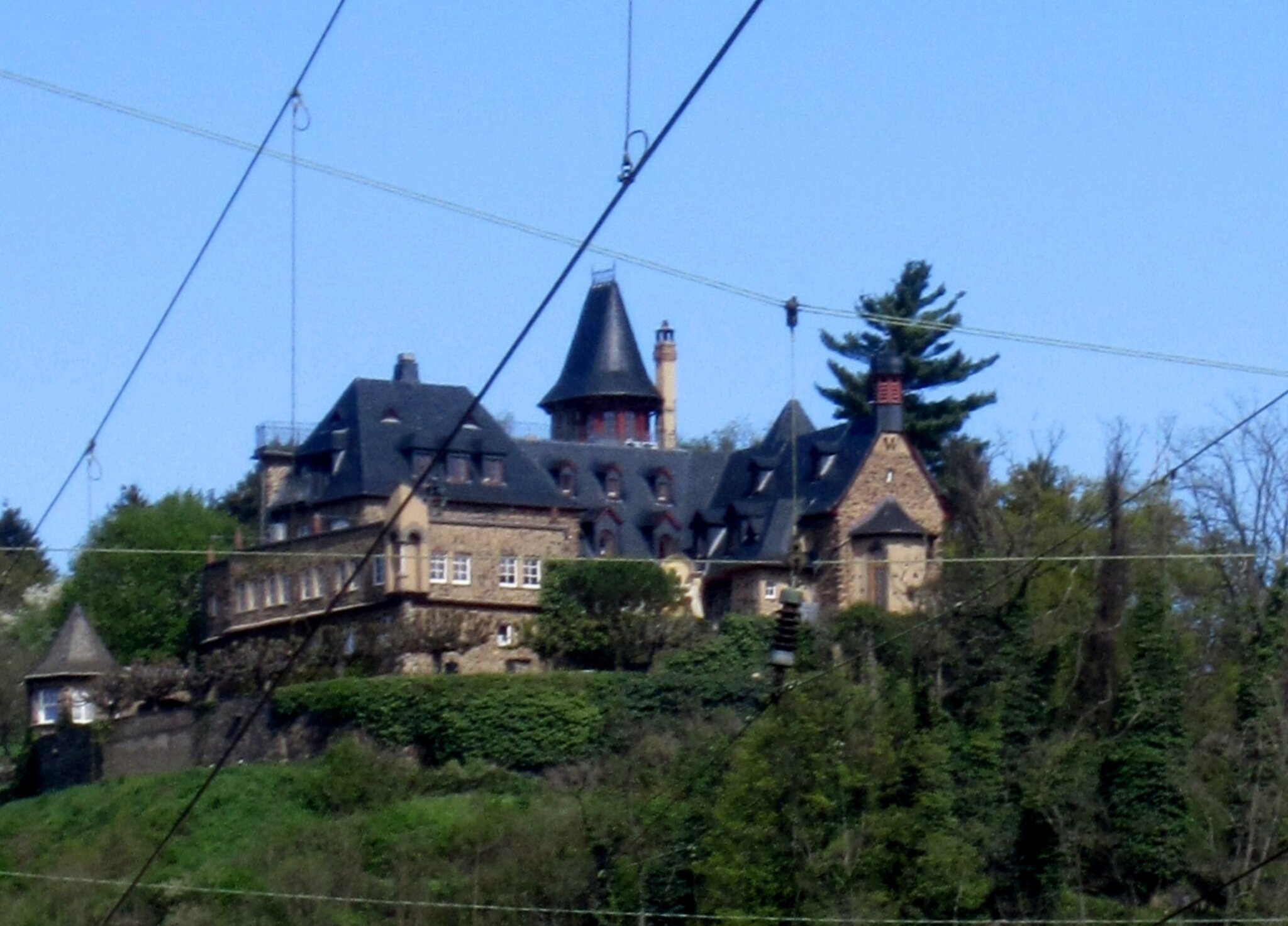 Burg Ockenfels Auf einer kleinen Anhöhe bei Linz am Rhein liegt die