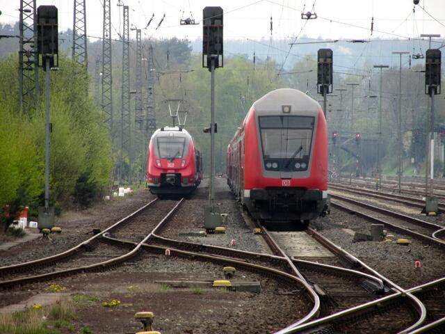 Mittelhessen-Express und RegionalExpress warten in Treysa auf den nächsten Einsatz.