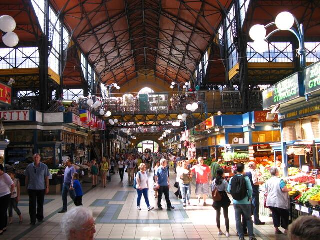 Die bekannte Markthalle in Budapest.