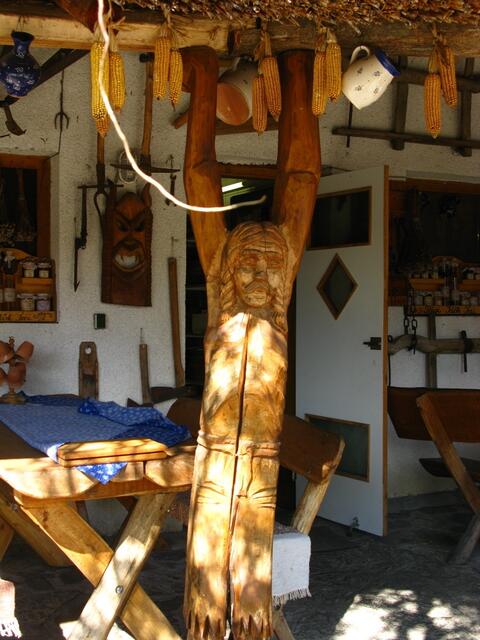 Holzschnitzereien.