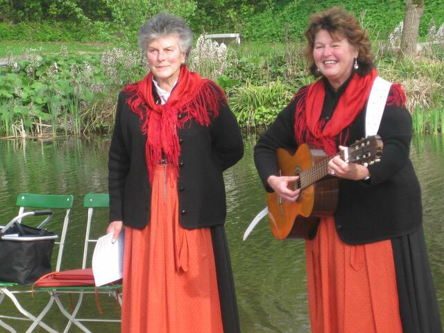 Maria und Erna Dirschinger singen bekannte Marienlieder
