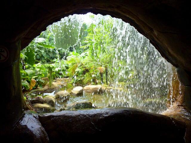 Hinter dem Wasserfall