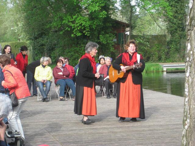 Maria und Erna Dirschinger gestalten diese Meditation
