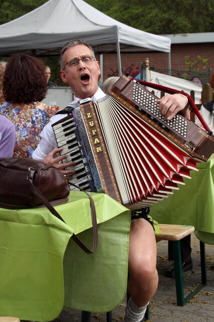 Und was gehört zu einem zünftigen Dorffest? Na, 'ne zünftige Musik.