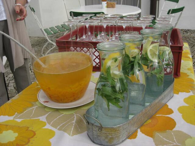 ......leckere Pfirsichbowle und Wasser mit Minze und Zitrone ....