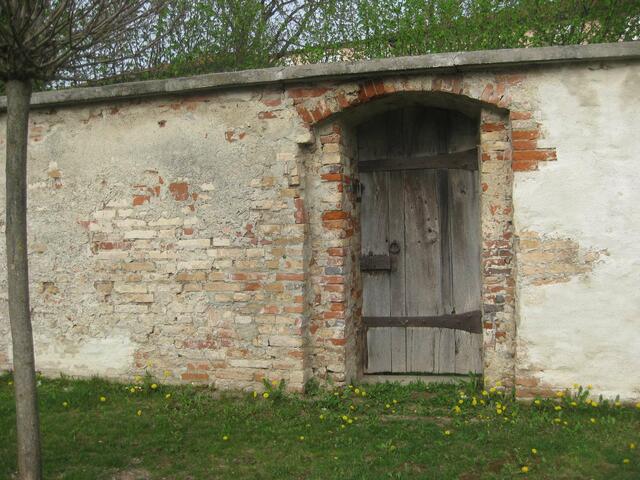 alte Türe in alter, renovierter Schlossmauer...