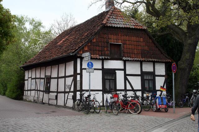 Solch schöne Fachwerkhäuser stehen noch im Dorfkern.
