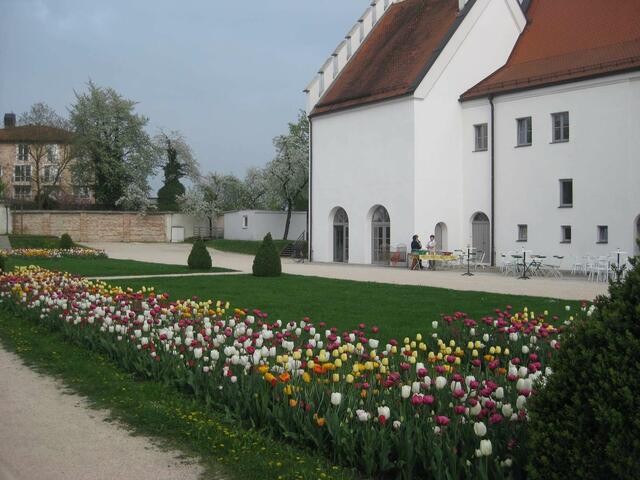 Das renovierte Schloss mit Schlossgarten