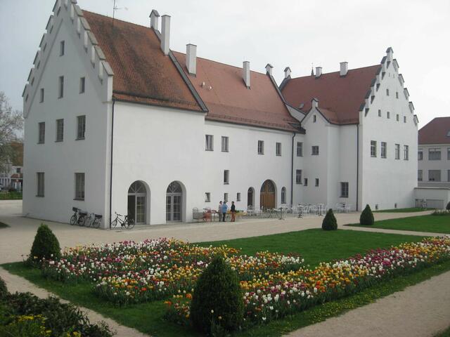 Das renovierte Schloss mit Schlossgarten