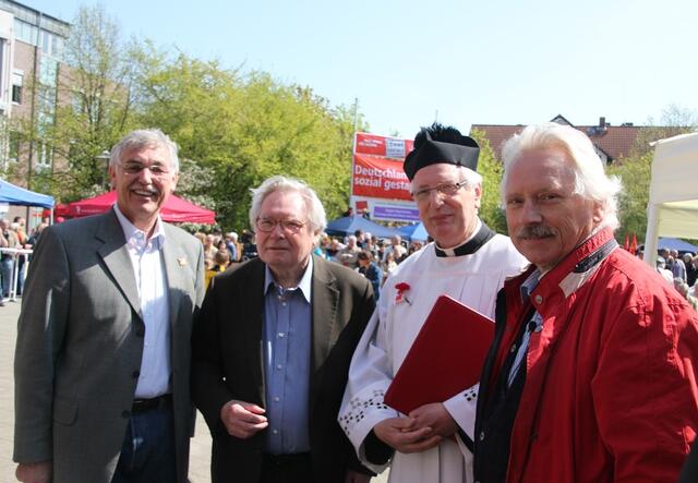 v.l.n.r: Reinhard Nold, Oskar Negt, Pfarrer Roman Blasikiewicz, Rainer Butenschön