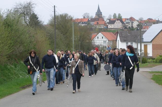 Der erste Ausmarsch führte am 1. Mai zur Einigskeitseiche im Schwarzenberg, wo sich traditionell die Schützen aus Landau, Lütersheim und Viesebeck alle zwei Jahre treffen.