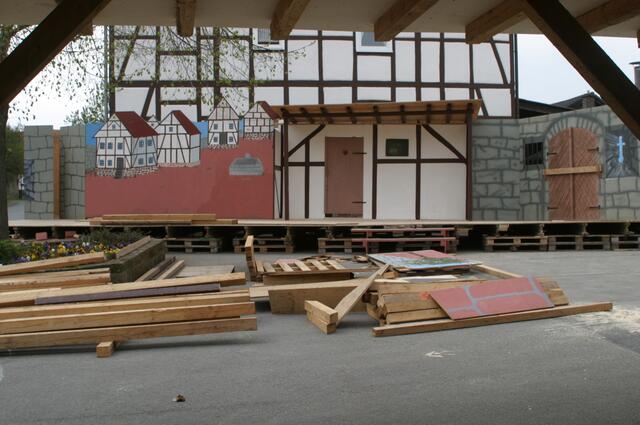 Hier entsteht die Bühne für das Festspiel "Der Siebringhäuser Zopfritt" auf dem Rathausvorplatz.