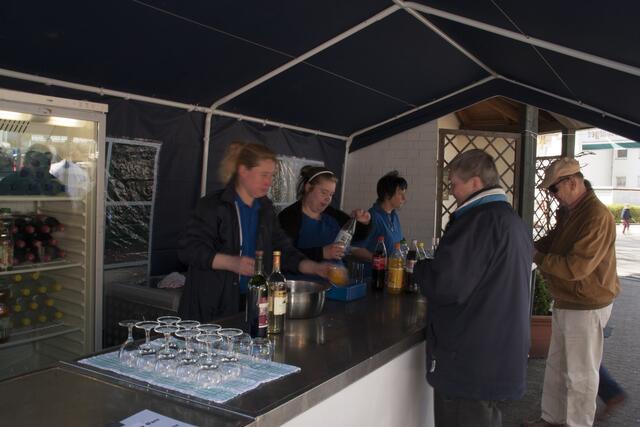 Die Maibowle kommt in jedem Jahr gut an