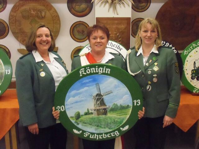 Schützenkönigin 2013: Daniela Warnecke, 2. Platz Nicole Berger (li.), 3. Platz Nicole Neuhaus (re.)