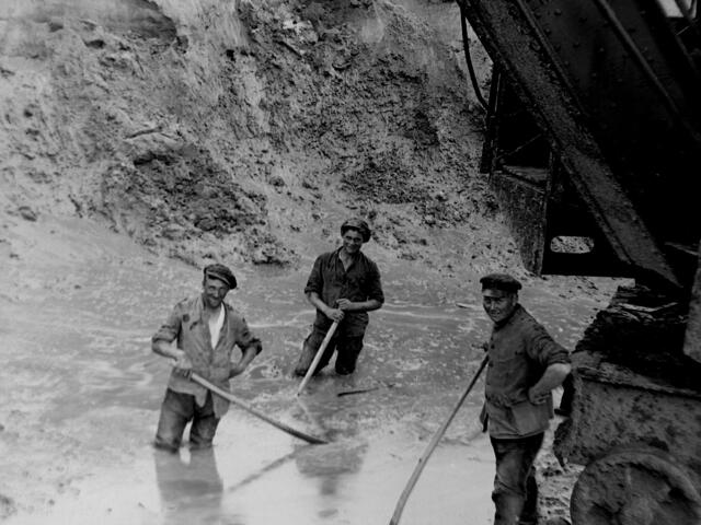 In Handarbeit wurde der Kanal ausgehoben