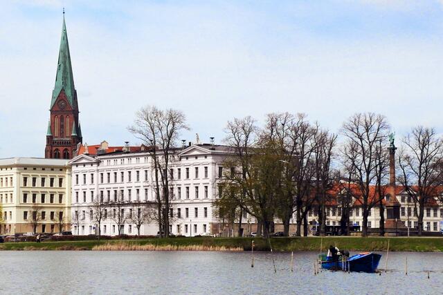 Der Burgsee, im Hintergrund das Gebäude der Staatskanzlei, das vom Dom überragt wird.