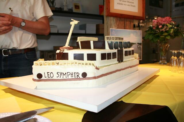 Das Direktionsschiff" Leo Symper" als Torte.