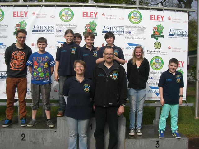 Die Dietesheimer Schützenjugend anlässlich des Jahrgangsschießens am 04.05.2013 in Frankfurt vorne Jugendwartin Ulrike Schwarz und Jugendtrainer Michael Pletsch