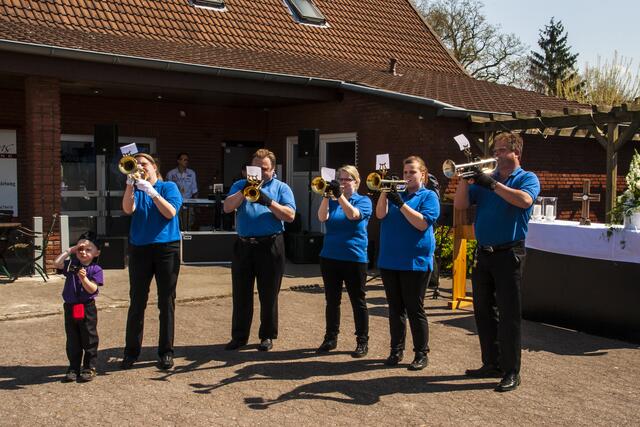 Die Bläser vom Fanfarenzug Resse spielen ,,Der mai ist gekommen" | Foto: Tim Seddig