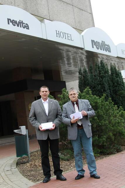 Bernd Hausmann und Klaus Richard Behling vorm Bad Lauterberger Hotel „revita“ , wo das Schreiben an die Mitglieder der SPD-Landtagsfraktion übergeben wurde.