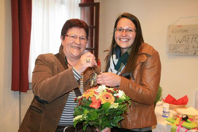 Anneliese Ritter (links) übergibt die Schlüssel symbolisch an die neue Küchenleiterin Christina Möslang.