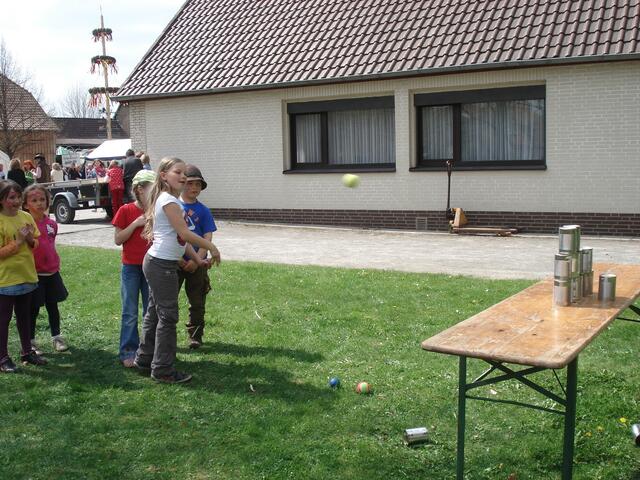 Die Kinder versuchen sich im Dosenwerfen.