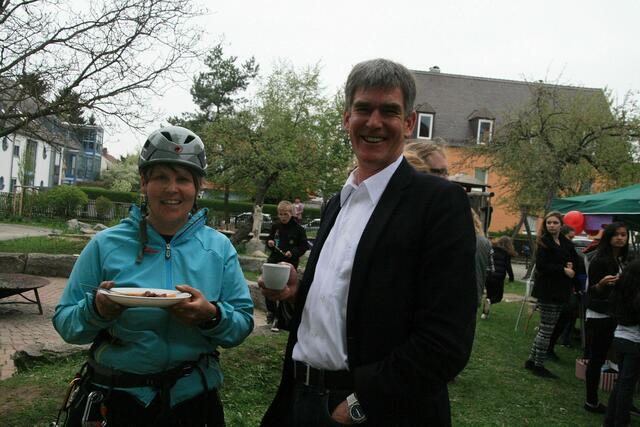 Ulrich Lorenz freut sich über die vielen Gäste beim Maifest.