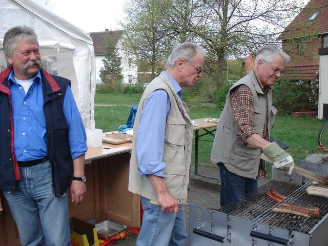 Auch der Grill ist angeheizt.