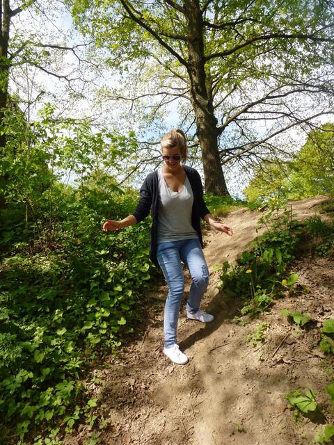 Laura traut sich an's Ufer
