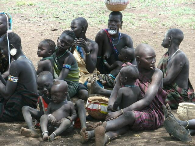 Die Frauen der Mursi tragen heute als Schönheitsideal Tellerlippen, früher wohl zur Abschreckung der Sklavenjäger