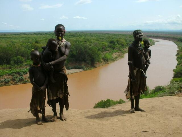 1 river Omo, 3 children, 2 woman, 6 Bira
