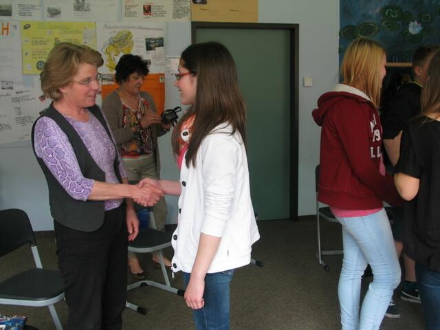 Beim Vorstellungsgespräch sollte auch der richtige Händedruck geübt sein. Hier probiert es Franziska mit der Lehrerin Elisabeth Heese-Macht.