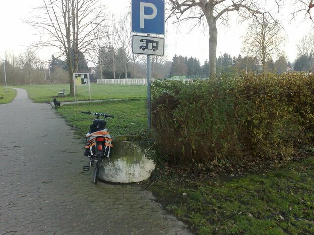 Gronau: Sportzentrum mit beheiztem Freibad und Wohnmobilstellplatz mit Tourist-Info. Leider wegen der Birken kein Satempfang! Etwas zu umständliche Entsorgung!